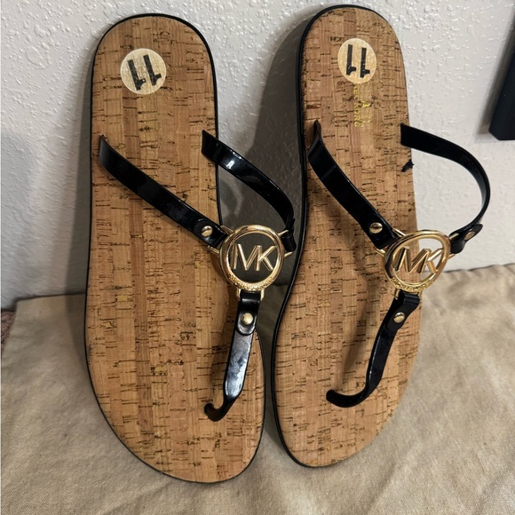 2/for $20 🪩 MICHAEL KORS Women’s Black & Gold Thong Flip Flop Sandals (Size 11) - Picture 3 of 7